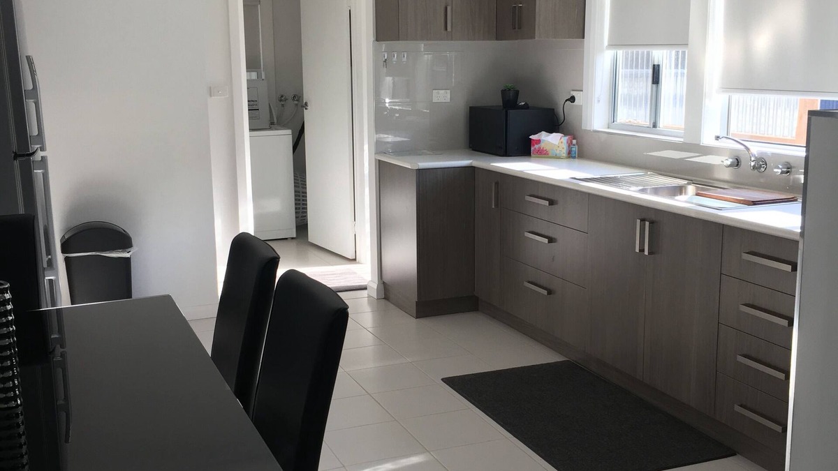 Strahan House | Entire House 3 bedrooms, 5 minute walk to town centre and 1 minute to beach
