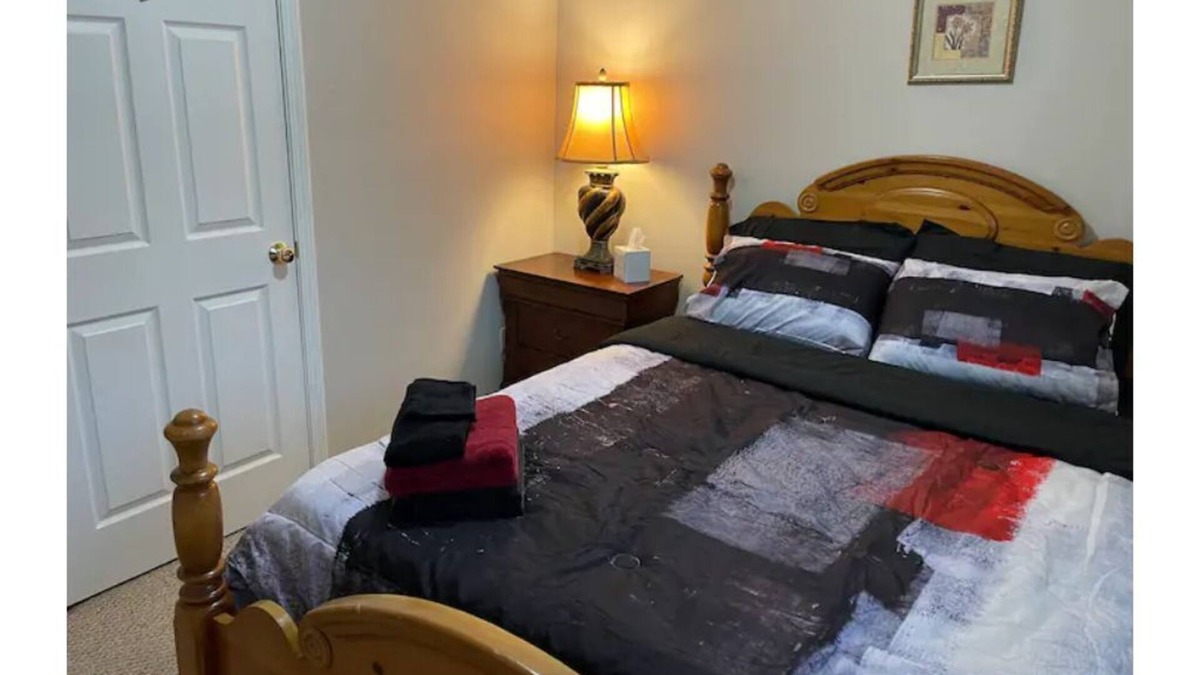 Oxford House | Entire House 4 Bedroom 2 Bath Near Miami U Stadium