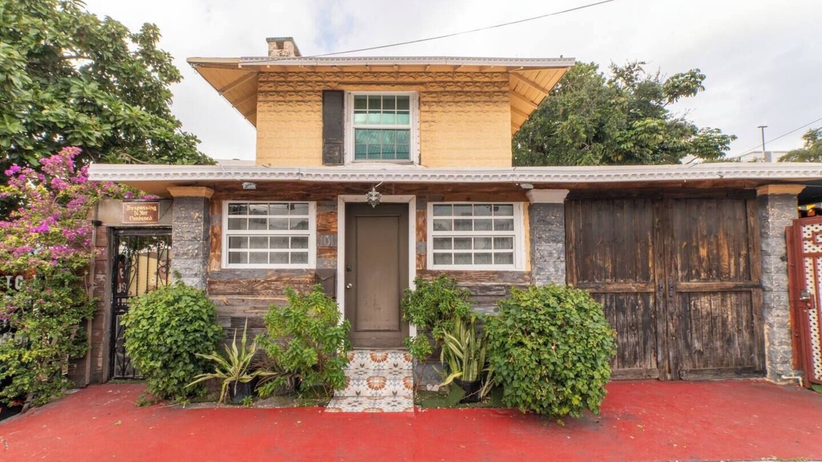 Midtown Cottage | Entire House Five Vintage-Style Theme Rooms