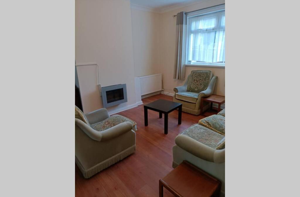 Alverthorpe Apartment | Entire House in a Quiet Residential Area