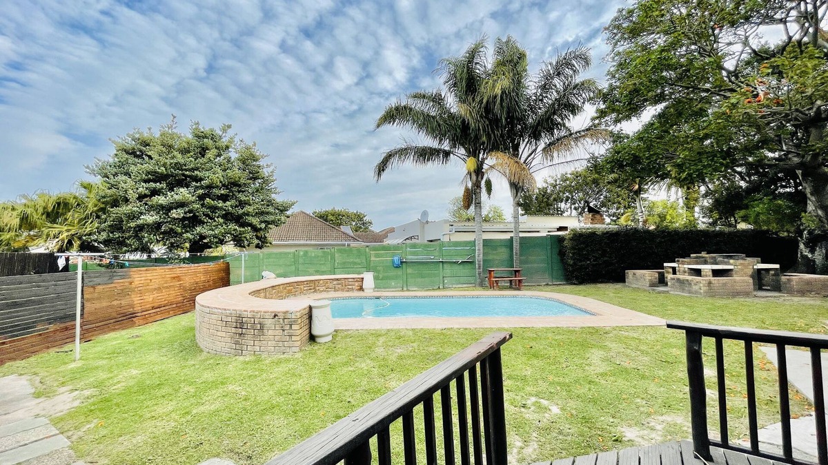 Beacon Bay House | Entire House in Beacon Bay - Golden Location