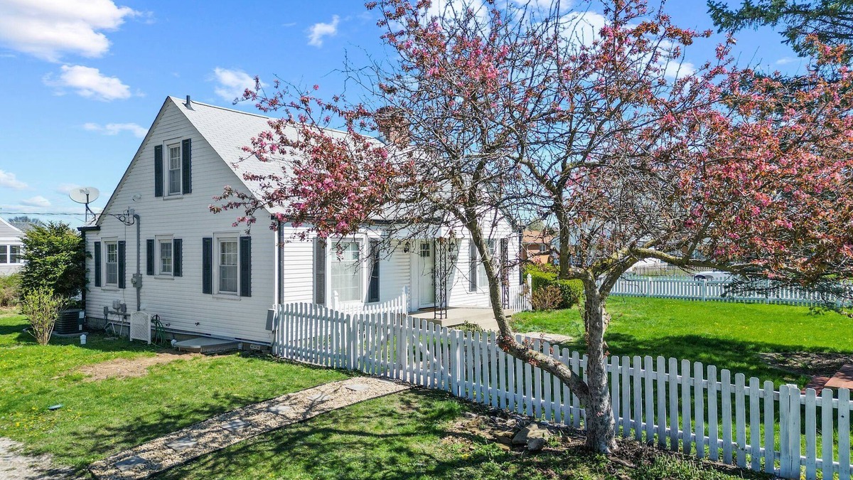 Speedway House | Entire house in Speedway! Pool~Big Yard~King Beds