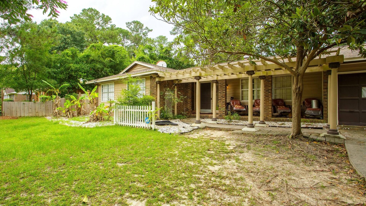 Valdosta House | Entire house, indoor pool, pool table, hot tub, gym , ping pong, grills