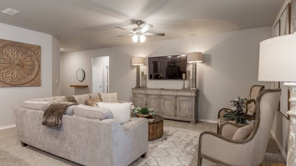 Lubbock House | Entire House~ Spacious~ Prime Location~ Backyard