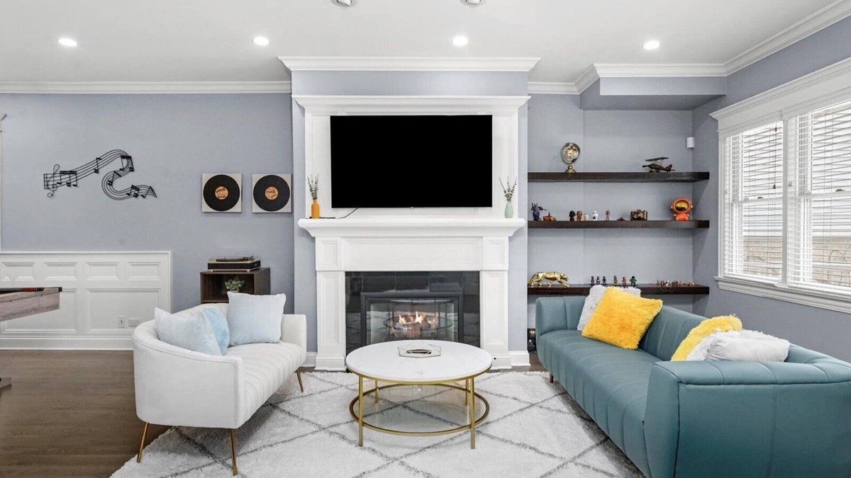 Lakeview House | Entire house w/free parking, close to Wrigley!
