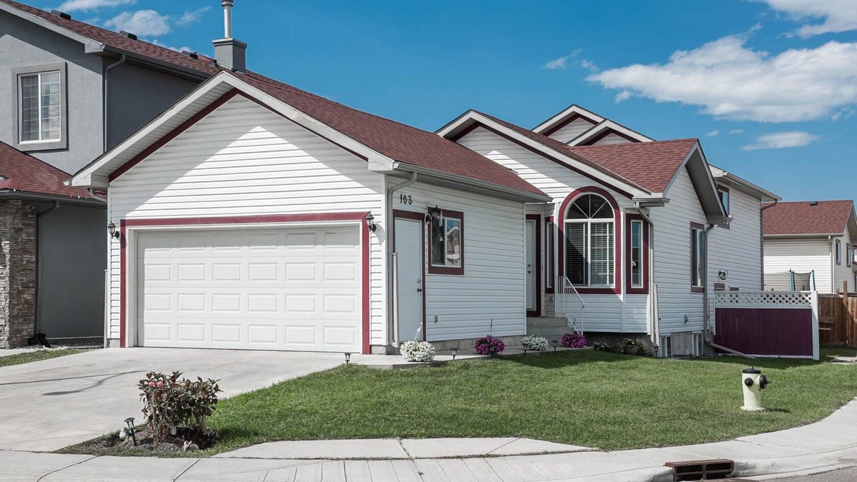 Calgary House | Entire large house, 7BR/4BA/9beds, 5 minutes to Airport, Ctrain & Shopping