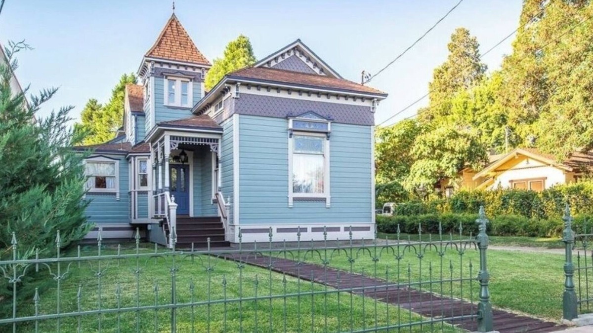 Bishop House | Entire Luxury 3 bedroom Victorian Home ready for your Sierra Vacation