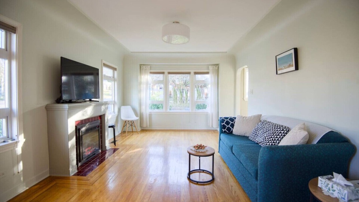 East Side House | Entire Main House Near Skytrain