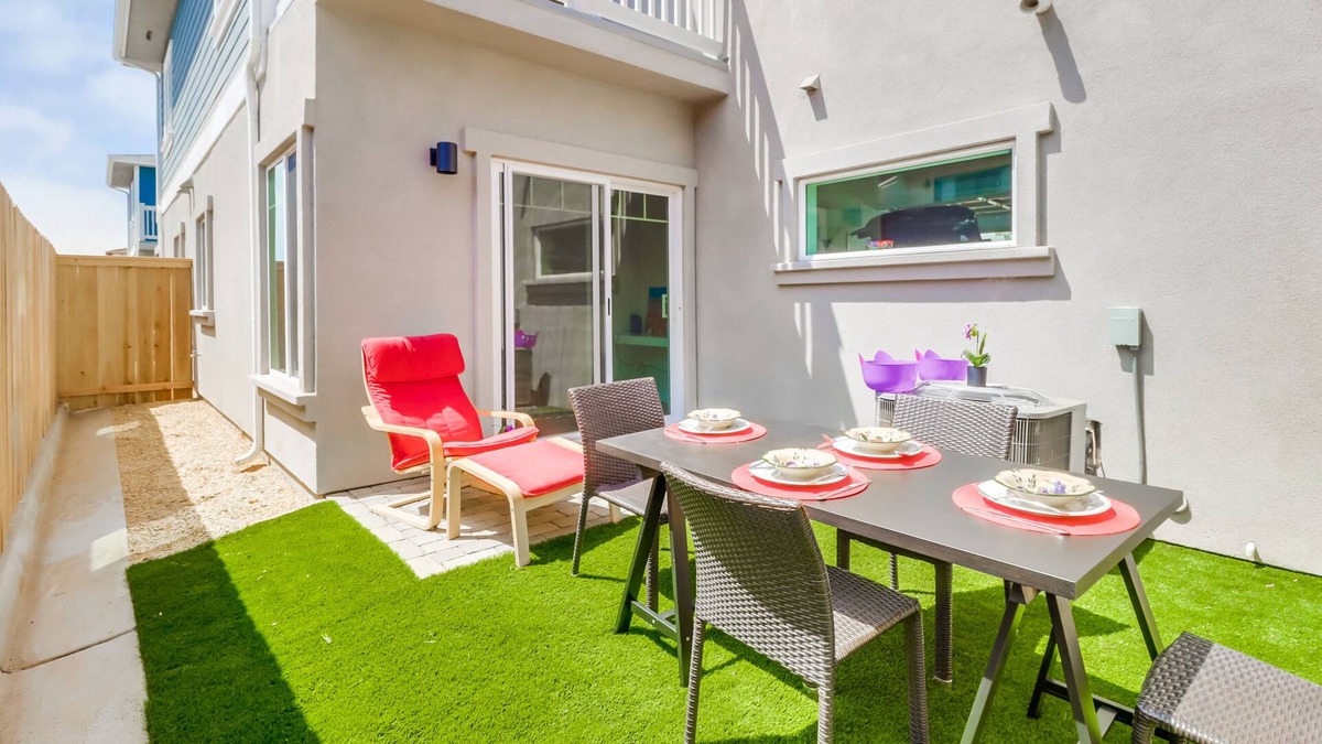 Imperial Beach House | Entire Modern 3BR Home w Garage 5-min to the Beach, 15-min to San Diego Downtown