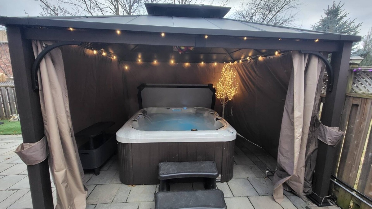 Richmond Hill House | Entire Modern Cozy basement apartment with hot Tub