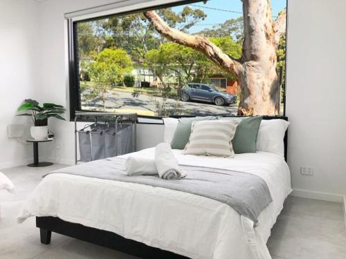 Peakhurst House | Entire Place 2 Bedroom Ground House Free Parking
