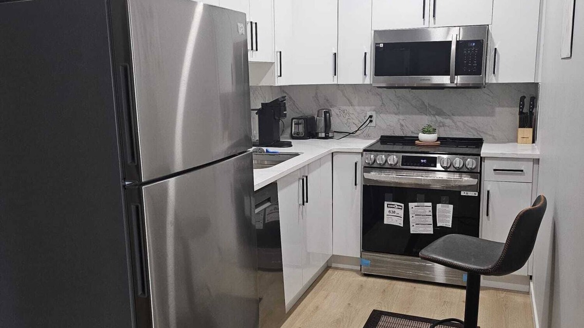 Southwest Edmonton House | Entire Place - Stylish 3-Br | Comfort Await! + Gym.nNo pets please.