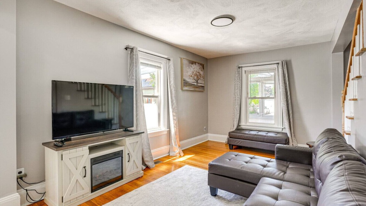 Lynn House | Entire Private home 3BDS 1 and half BTHS