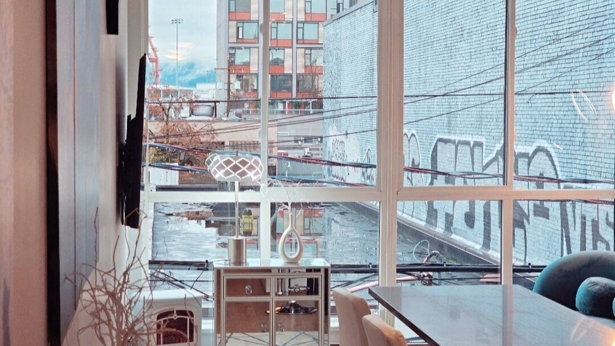 Downtown Eastside Apartment | Entire Space of Modern Apartment in Downtown Vancouver Neighbourhood