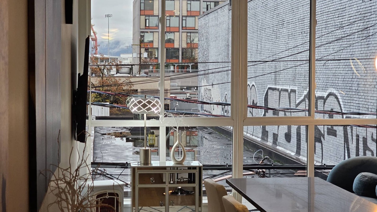 Downtown Eastside Apartment | Entire Space of Modern Apartment Downtown Vancouver Neighbourhood