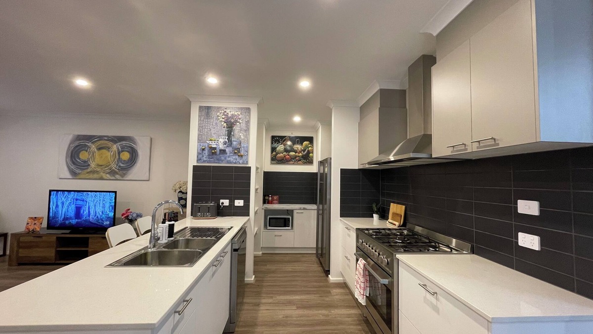 Wallan House | Entire Spacious Modern 5 bedroom Family friendly home in Wallan