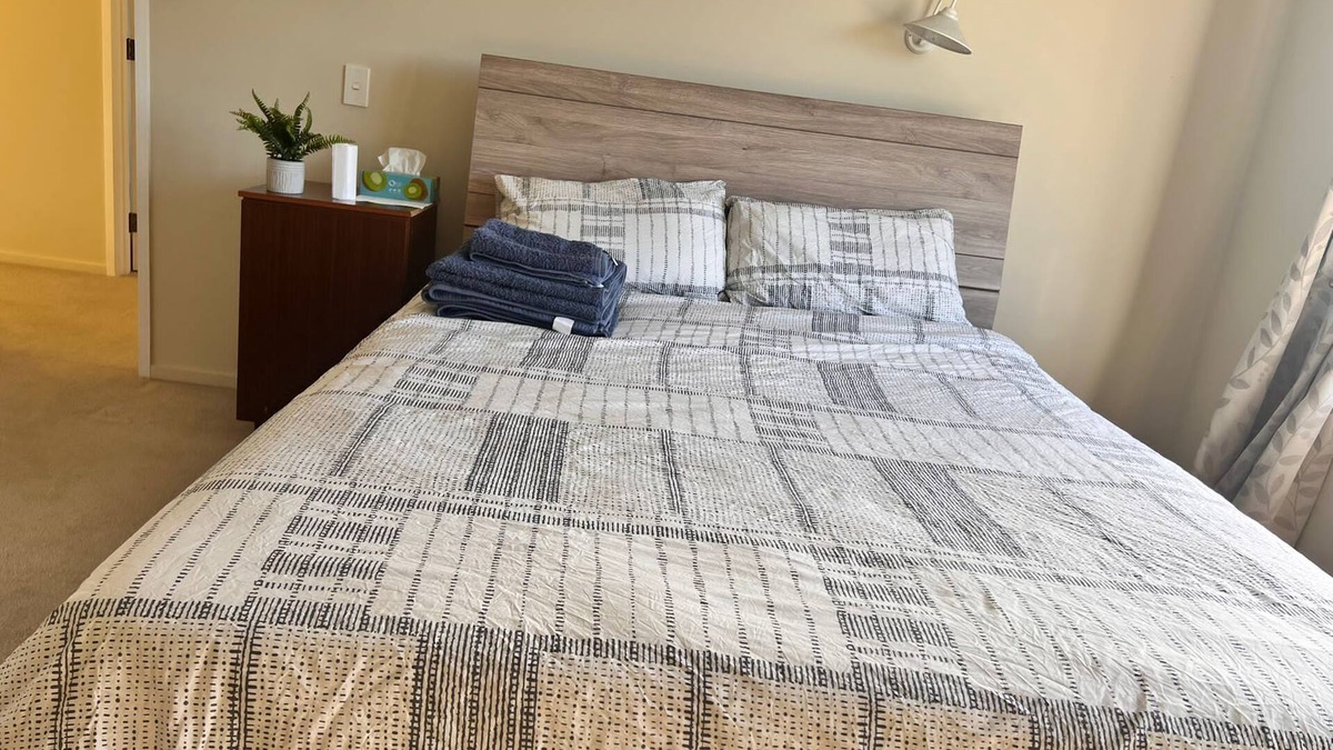 New Plymouth Bed & Breakfast | Entire top floor with privacy+ private bathroom+mini kitchenette+tree top views