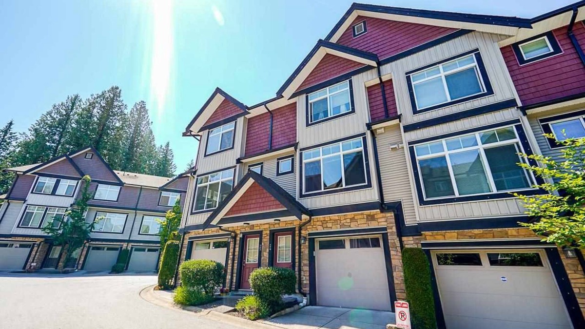 South Newton House | Entire townhouse , modern , clean, community pool and gym