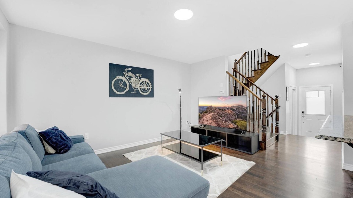 Kitchener House | Entire Two Storey+4 Bed+Ping-Pong+65" TV+Enclosed Backyard