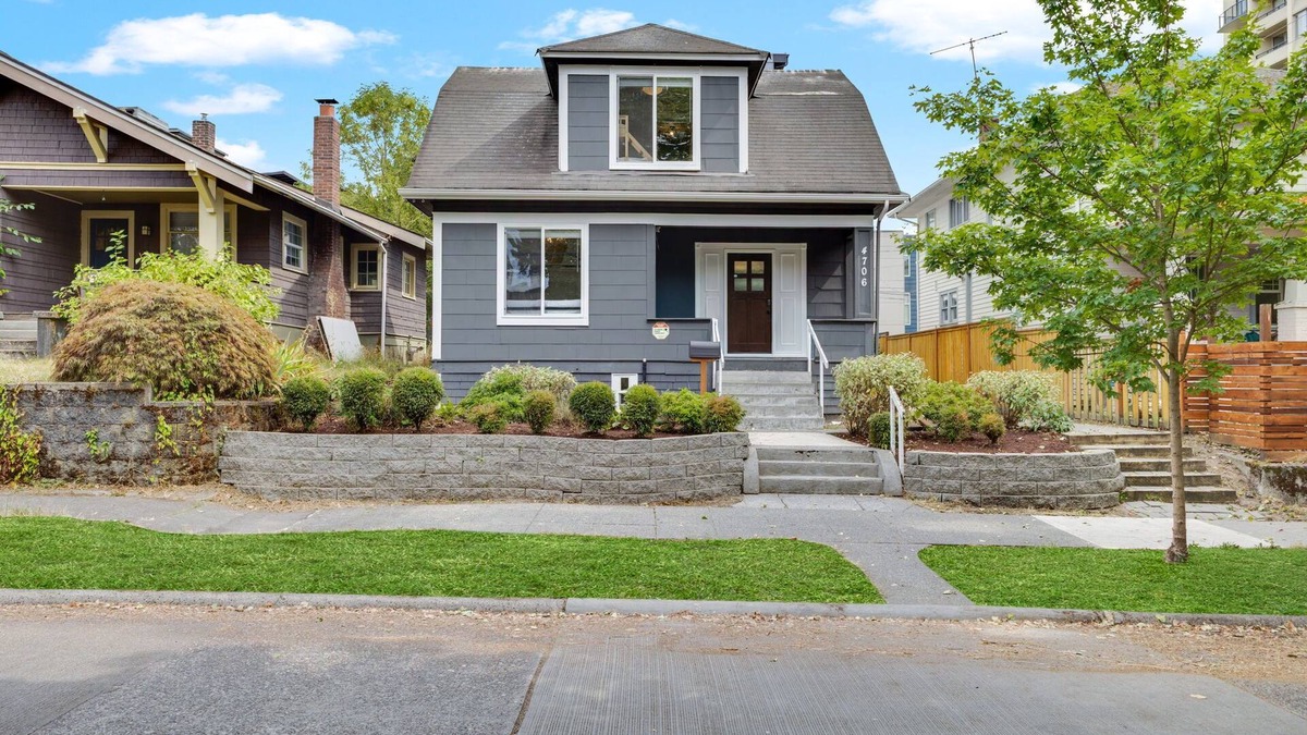 University District House | Entire Upgraded Historical House 7-bedroom 6 bathroom in U District with AC
