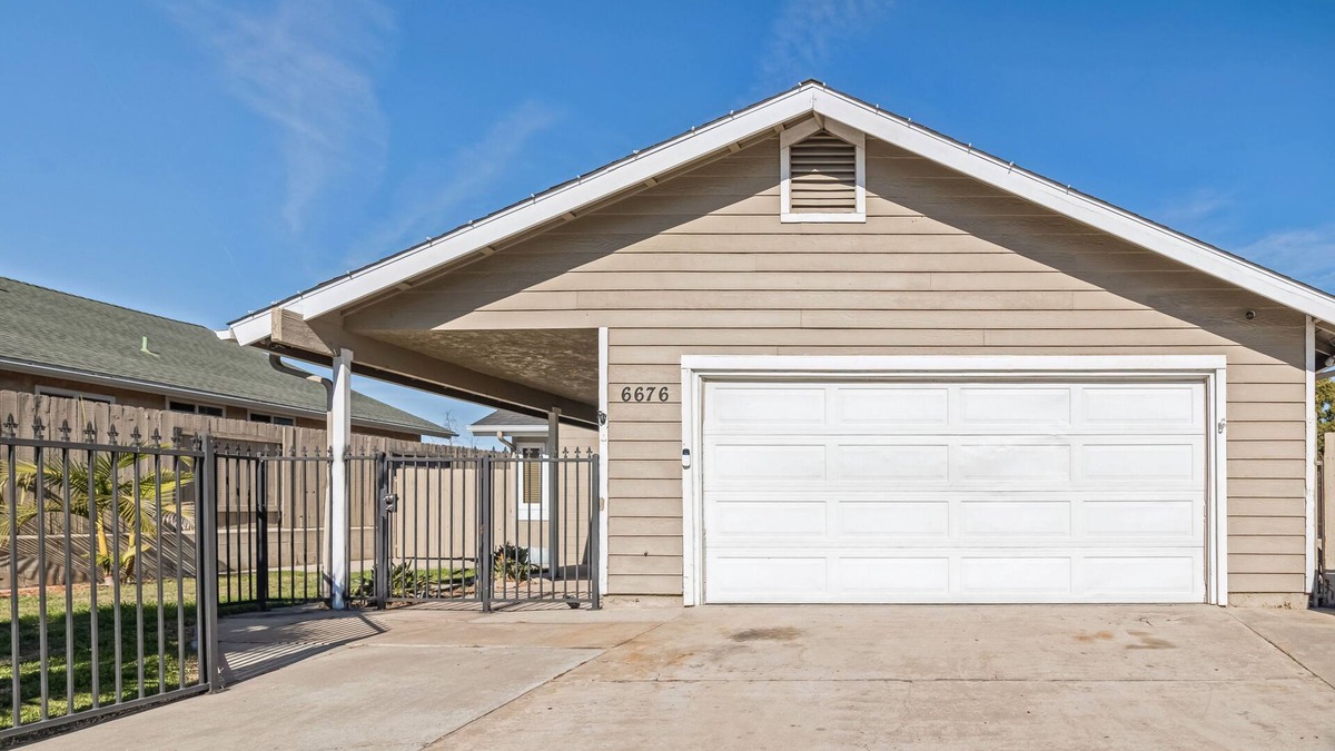 Encanto House | Entire Vacay Home "10 miles from Downtown" - 7 Beds 3 Rooms 2 Bath - Full Garage