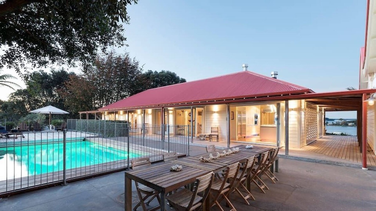 Whakamarama House | Entire villa This high-tech, beautiful home boasts five star luxury with the int
