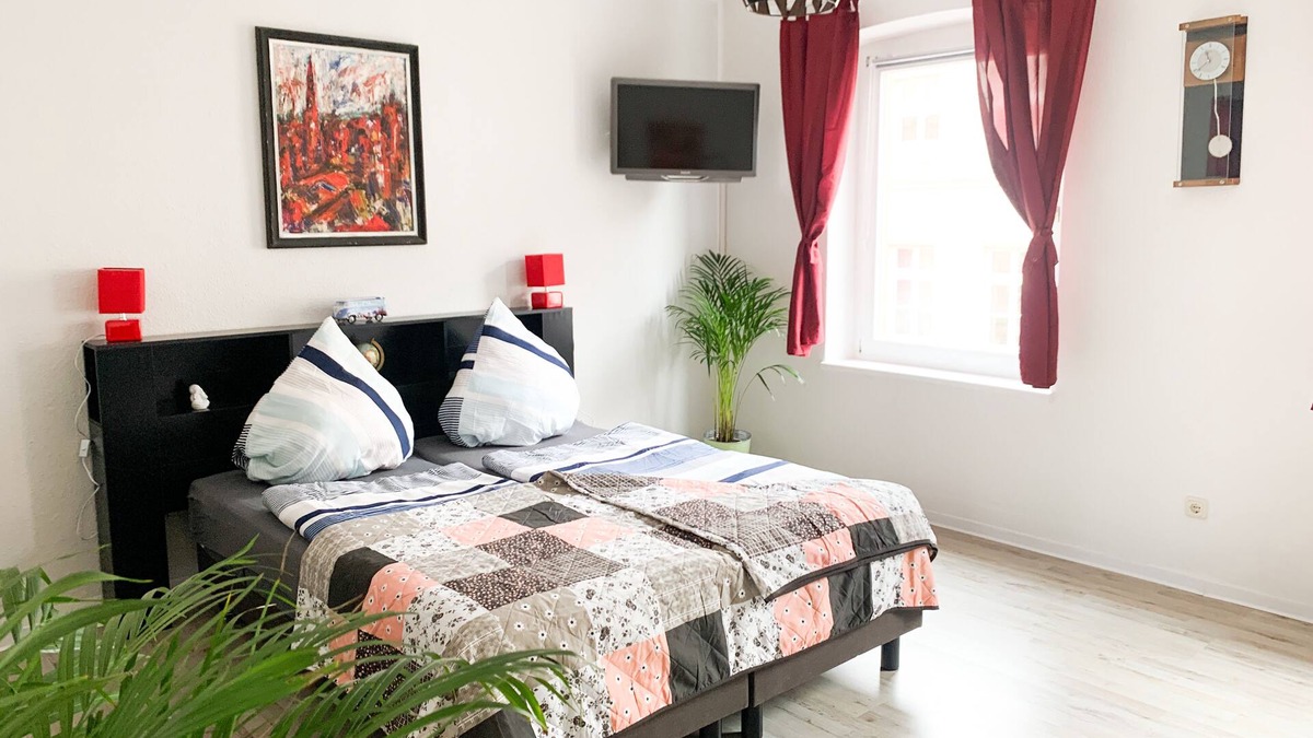 Schwerin Apartment | Entspannung Pur: Stadtnahe Ferienwohnung mit Grünem Rückzugsort im Garten
