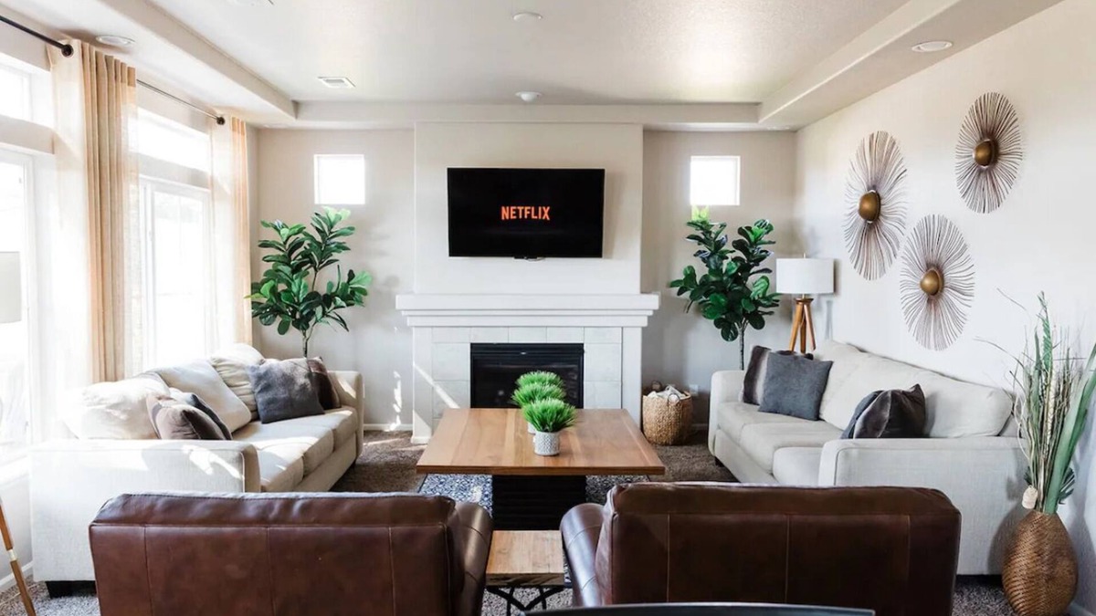 Johnstown House | Epic 6BR Getaway Theater Hot Tub Sleeps 16+