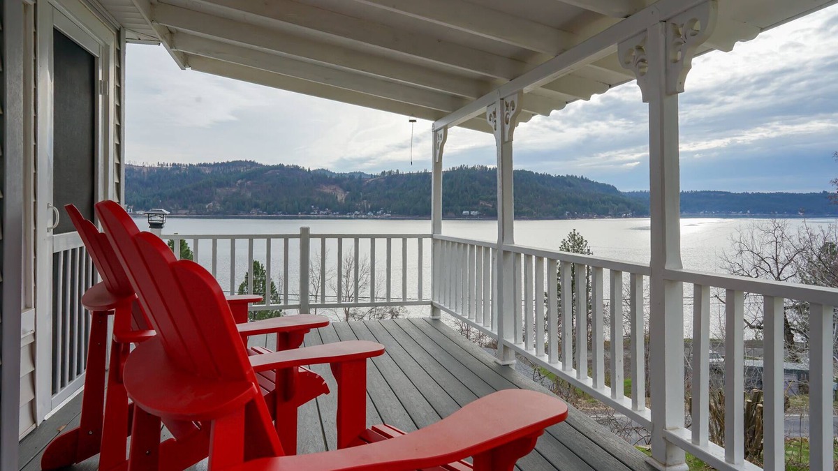 Harrison House | Epic Lake Views- Harrison Home