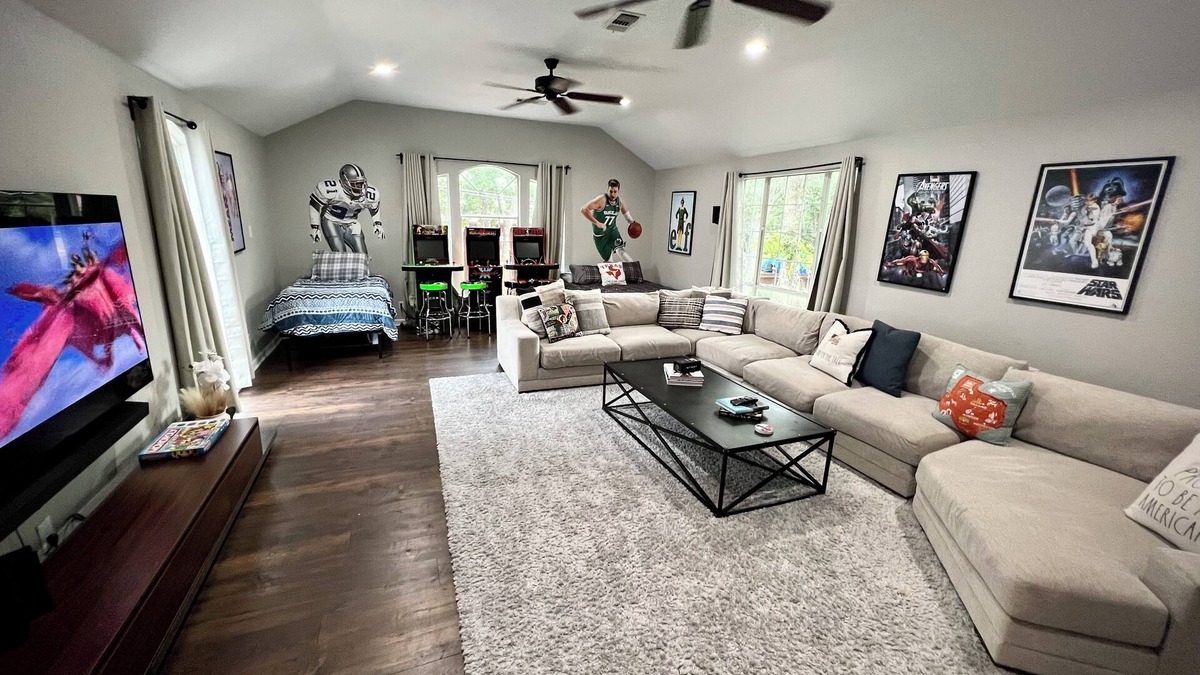 Grand Prairie House | Epic MOVIE ROOM Escape by Rangers & AT&T Stadium, Six Flags, and DFW Airport!