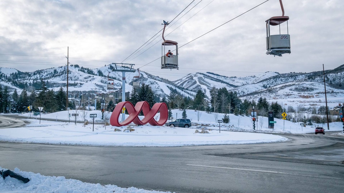 Park City Condo | Epic Ski Getaway! 5 minute walk to Cabriolet, Heated Pools, Hot Tubs & Sauna