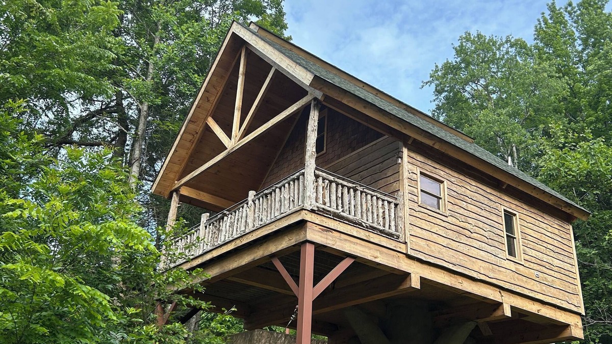 Pigeon Forge Cabin | EPIC TREE HOUSE OASIS, HOT TUB, Arcade, King Bed, Scenic Views, Fire Pit