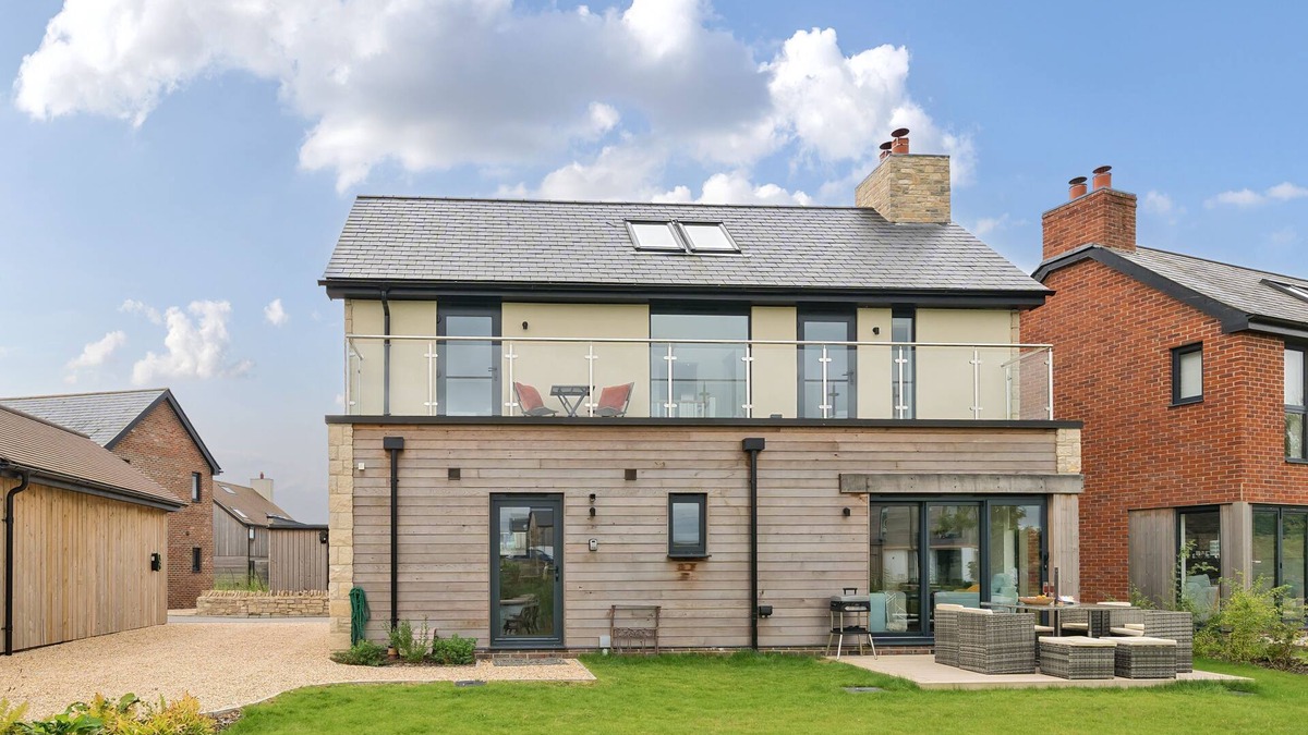 Holworth House | Equinox sleeps 6 guests in 3 bedrooms