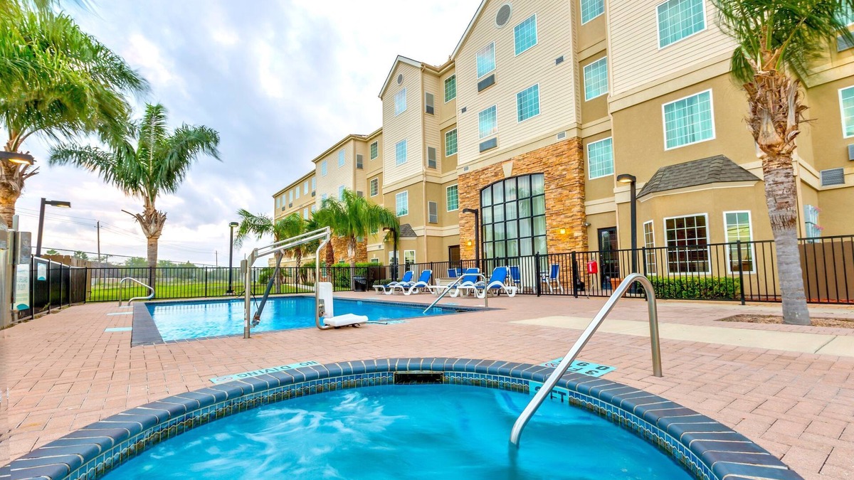 Brownsville Condo | Equipped King Suite | Free Daily Breakfast, Outdoor Pool + Business Center