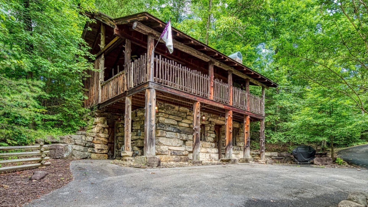 Pigeon Forge Cabin | ER69 - Rachel's Tree House - Great location. Close to all the action!