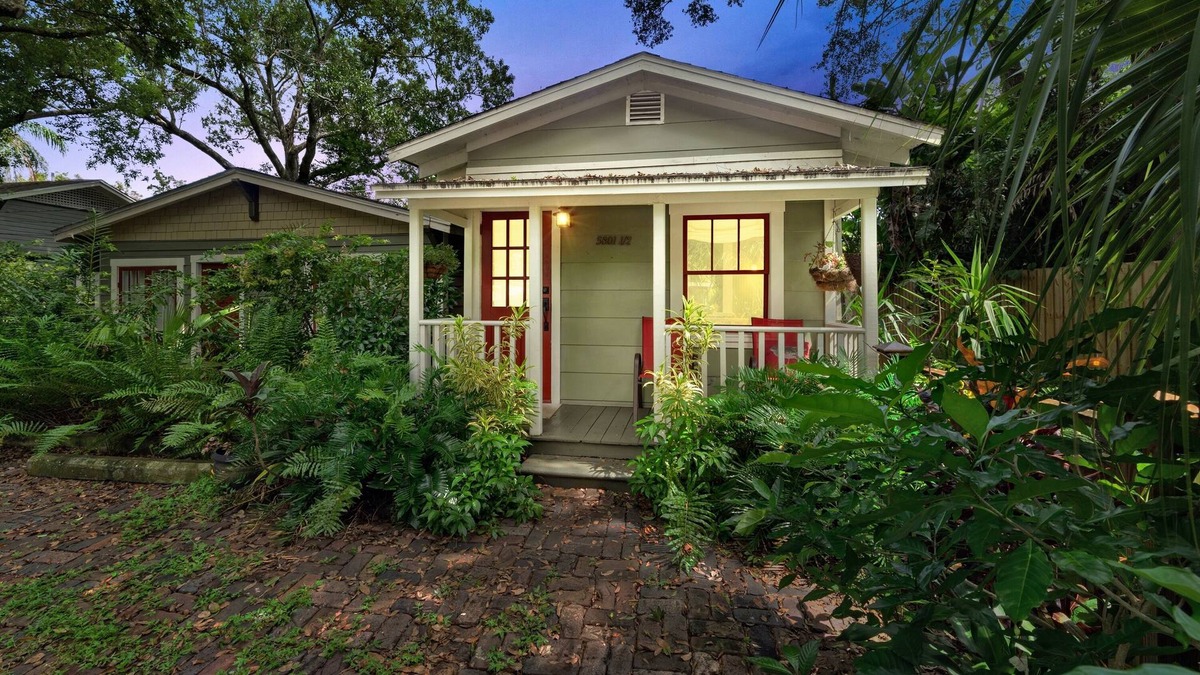 Seminole Heights Cottage | EREHWON RETREAT 1923 COTTAGE -TAMPA AWARD 2022
