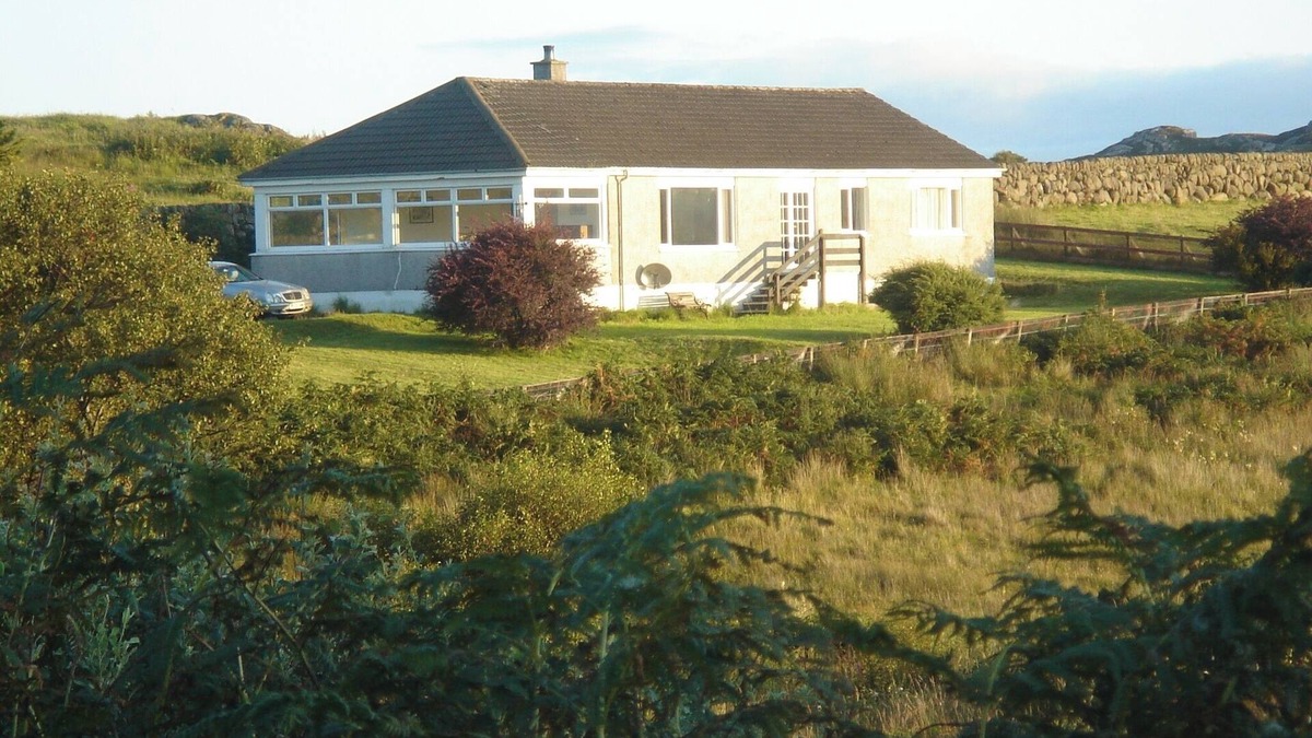 Fionnphort Cottage | Erisgeir Sleeps 6 with Private Grounds