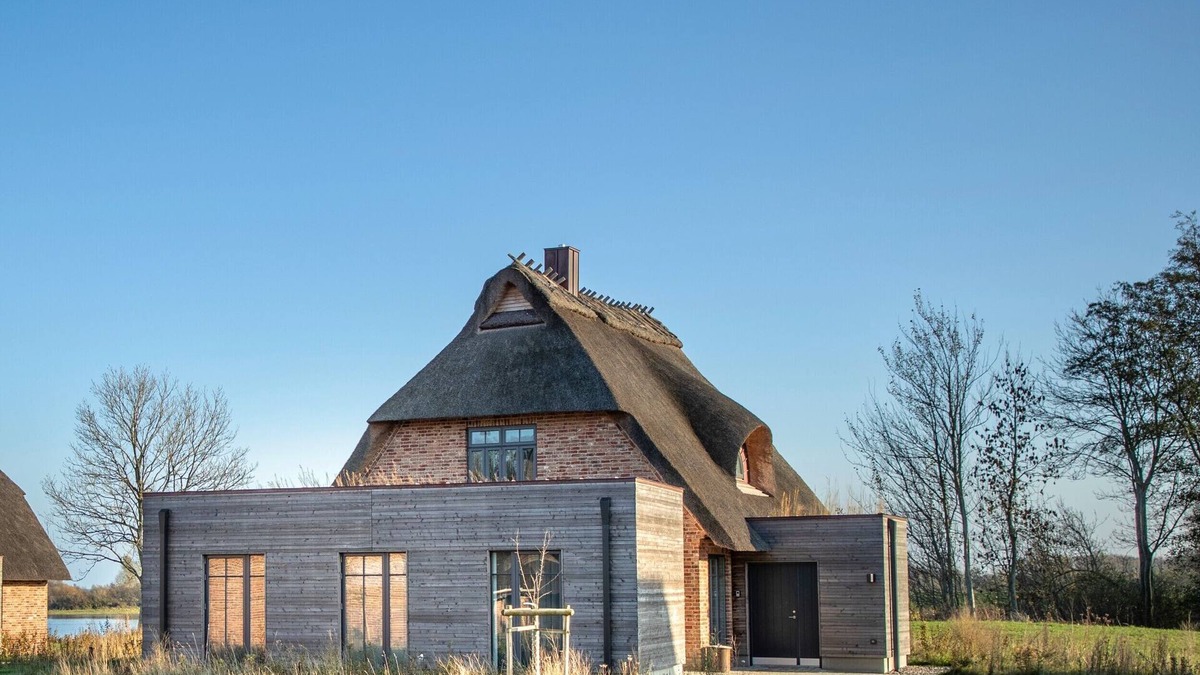 Nieby House | Erlenstamm, das Atelierhaus Unter Reet für bis zu 8 Personen, Direkter Seeblick