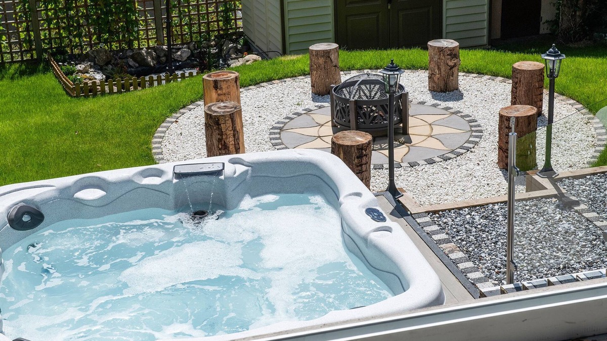 Dolgellau House | Eryri Family Retreat in Dolgellau, hot tub, fire pit, cinema room and much more!