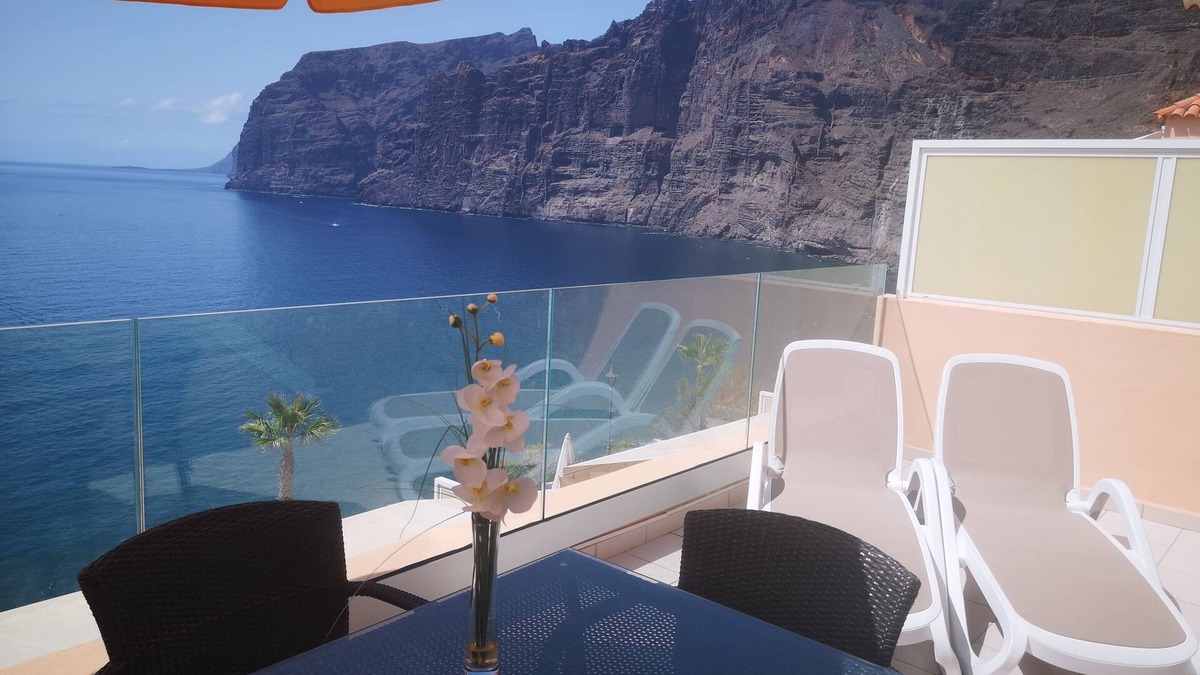 Los Gigantes Apartment | SPECTACULAR SUNNY APARTMENT WITH WIFI, POOL, PANORAMIC CLIFF & SEA VIEWS.