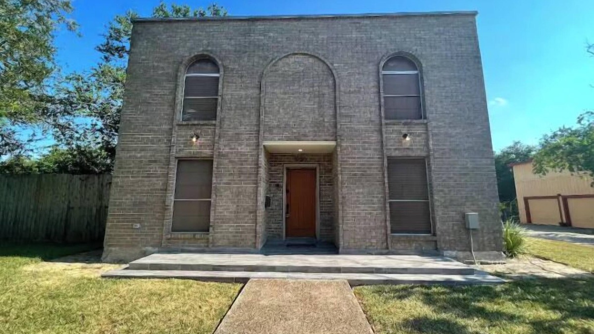 Harlingen House | Escape 2this tranquil haven where u can unwind & retreat w your loved ones.