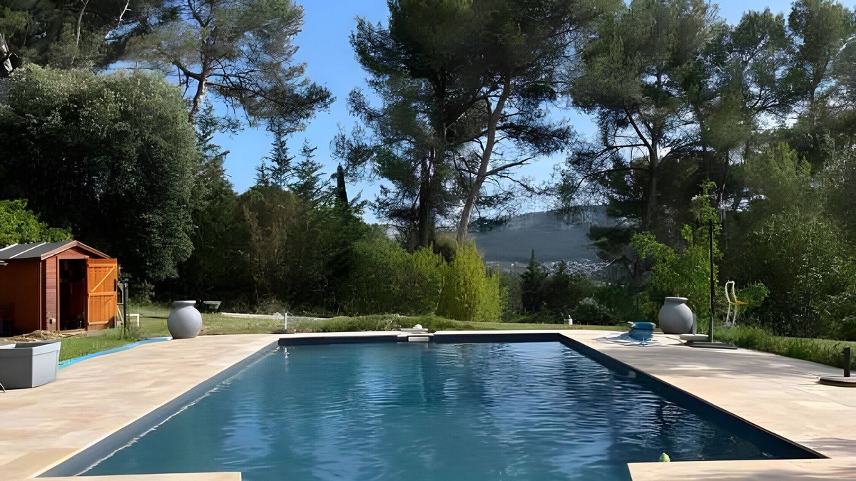 Aubagne Apartment | Escape and Comfort in Aubagne with Shared Pool