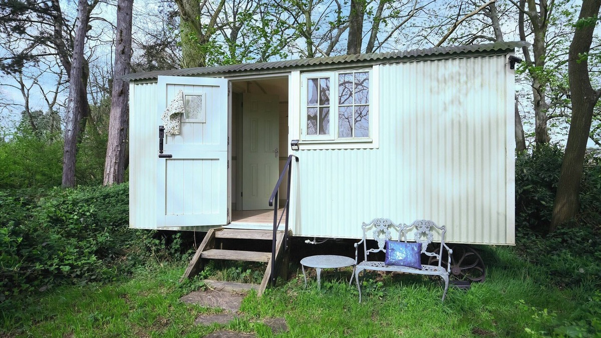 Bridgnorth Cottage | Escape and unplug in this off-grid eco Shepherd’s Hut.