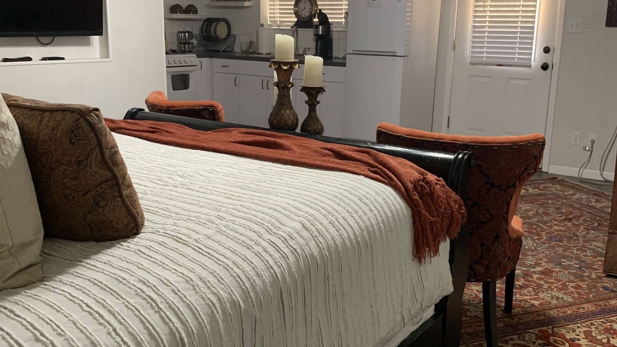 Fredericksburg Cottage | Escape from it all; Romantic Country Getaway; Sleeps 2
