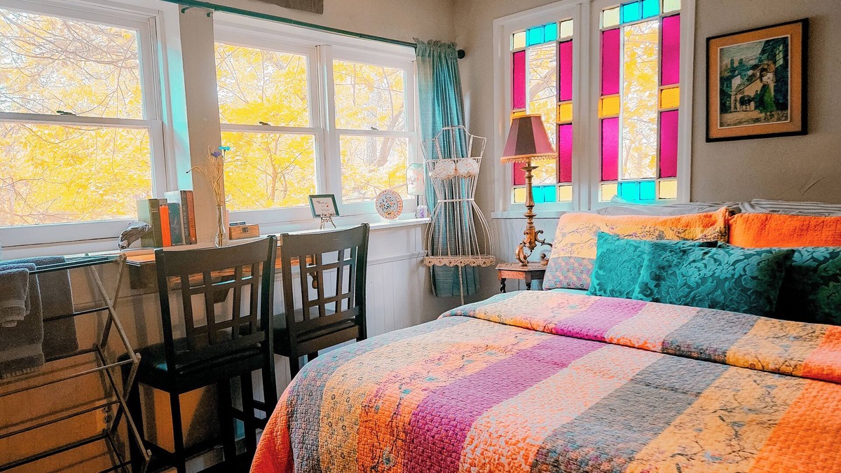 Eureka Springs Historic District Cottage | Escape from the Ordinary in a Quirky Eurekan Cottage, WiFi & AC- Sam's Workshop