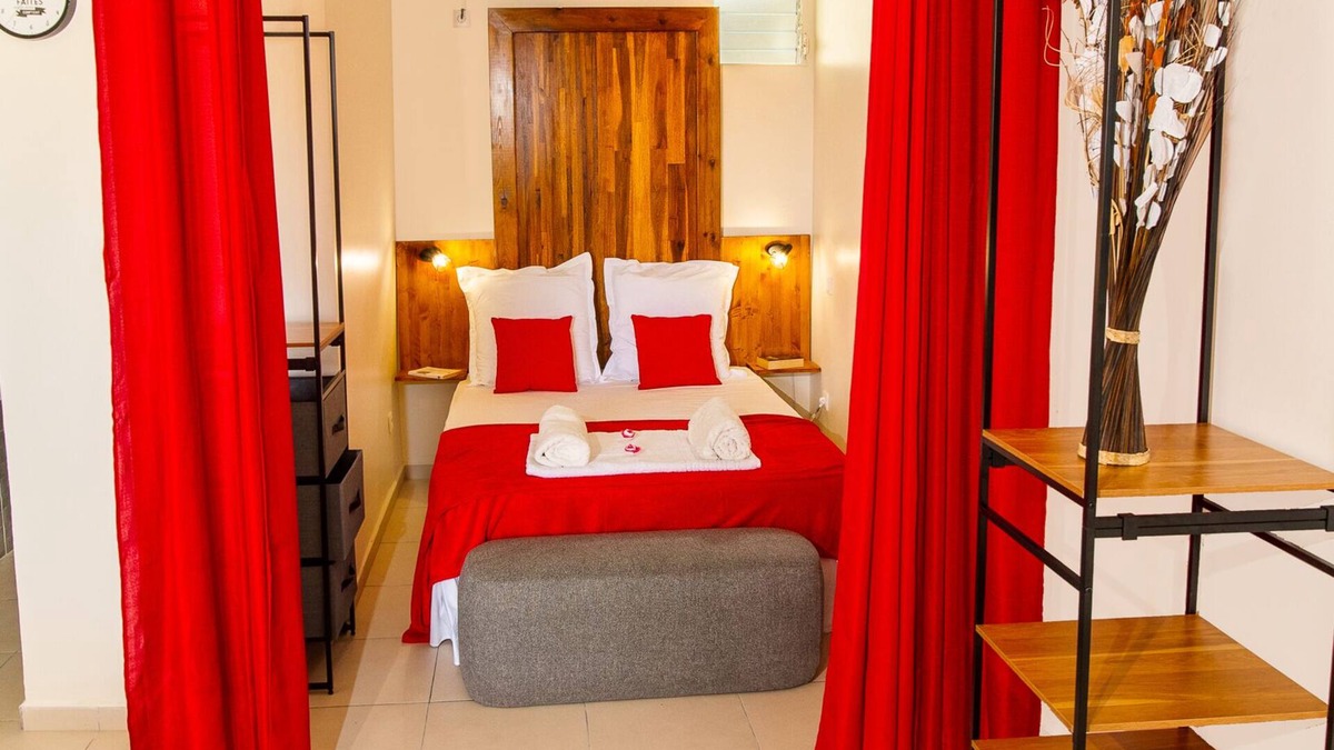 Port-Louis House | Escape in the heart of the city Studio Jacuzzis Sauna and swimming pool