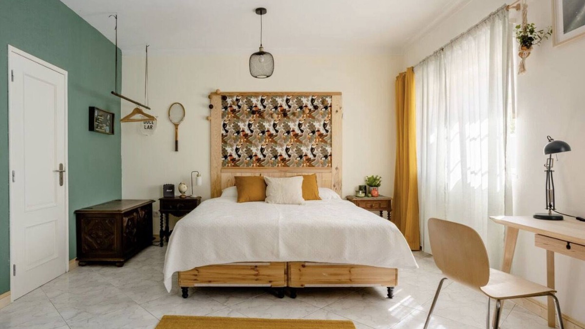 Espiche House | Escape the bustle: Spacious Rooms & Lush Garden