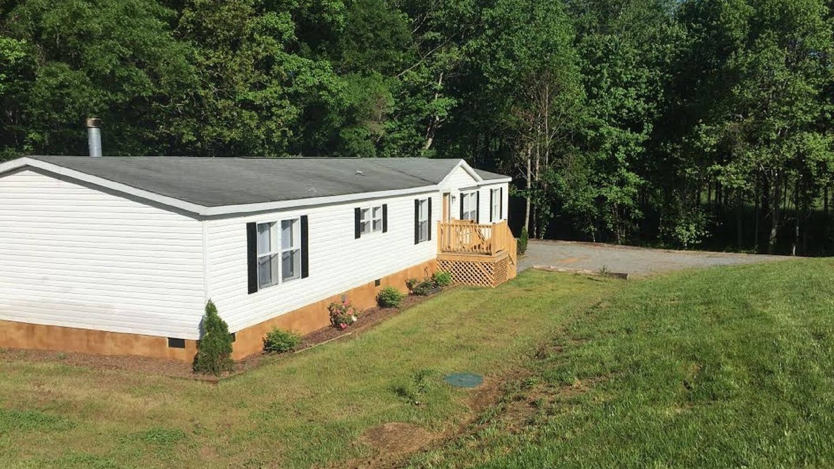 Gordonsville House | Escape the City! Plain Outside; Gorgeous Inside; Huge Horse/Cattle Farm