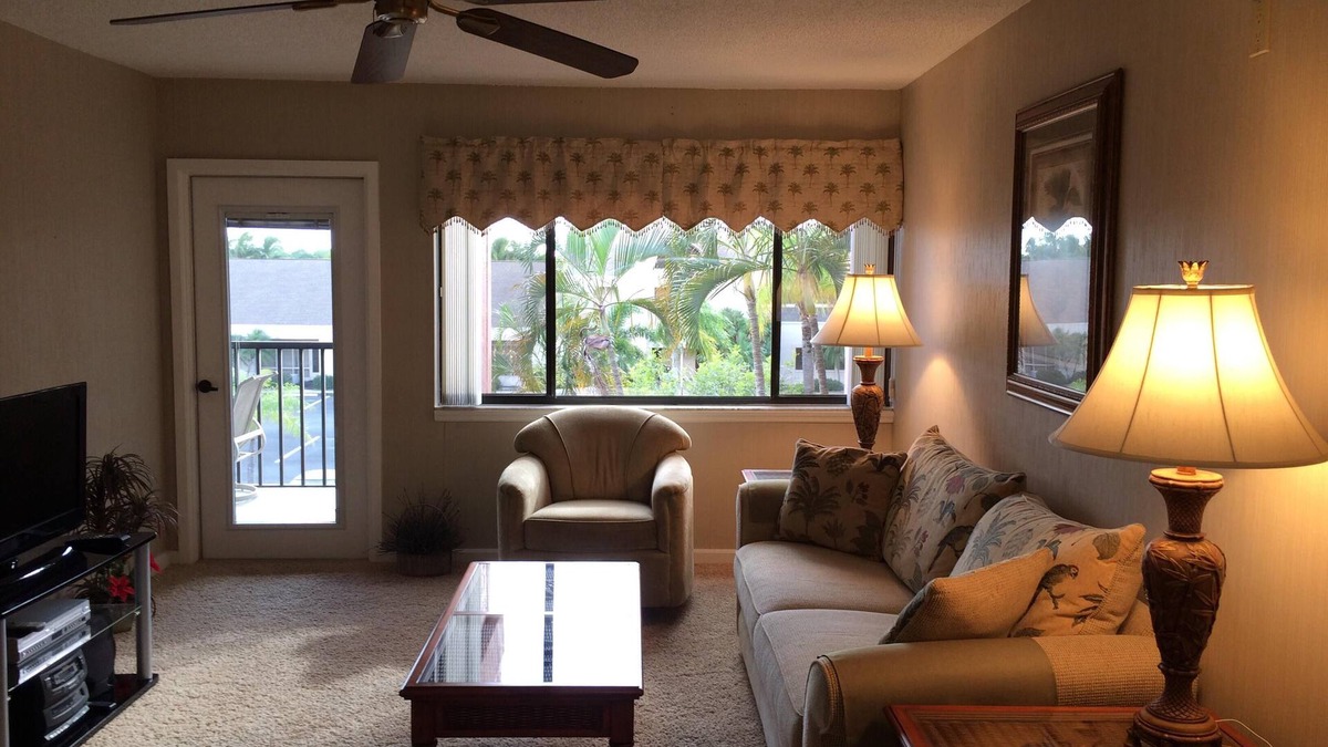Burnt Store Marina Condo | Escape the cold and enjoy our condo and pool this winter. Book now!
