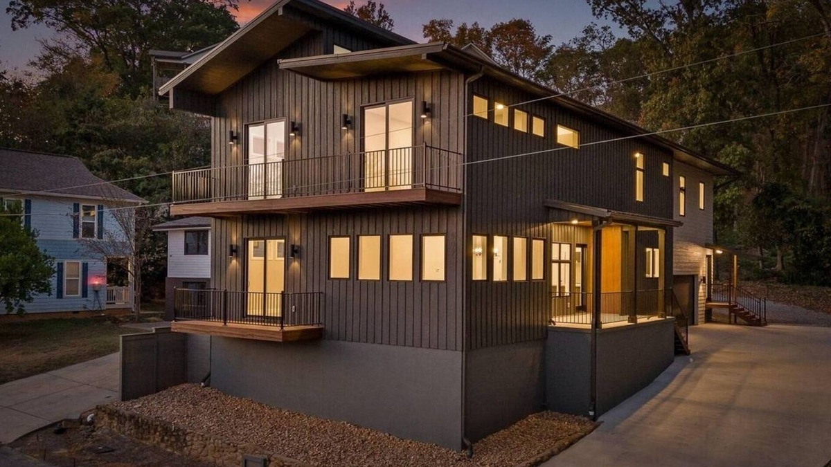 Northside House | Escape to a brand-new, luxurious haven nestled among the trees, offering the perfect blend of tranquility and city convenience. This stunning, modern home is centrally located, placing you just minutes from all of Chattanooga's attractions.